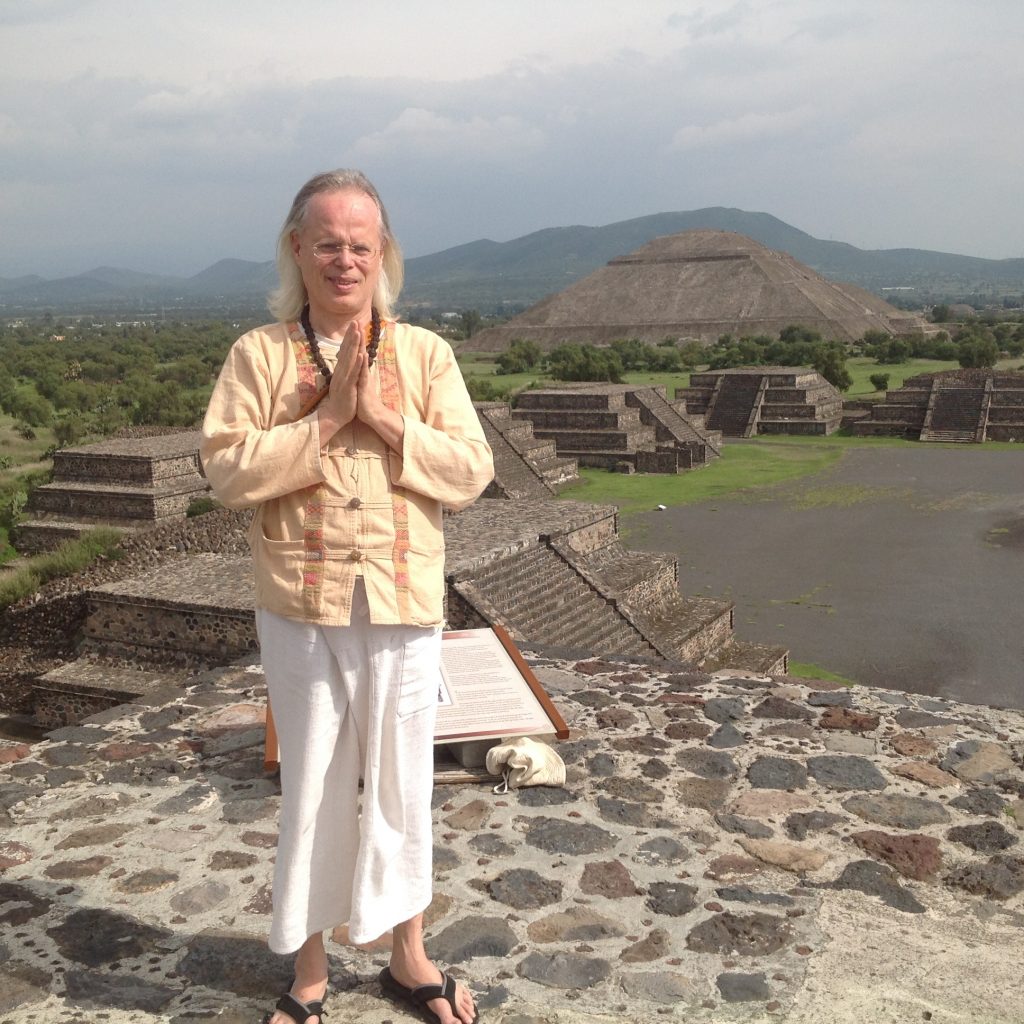 Yogi Sarveshwarananda Giri por primera vez en México en 2015 en Teotihuacan en la pirámide del sol