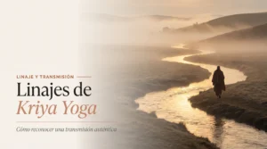 Linajes de Kriya Yoga: cómo reconocer una transmisión auténtica — río de luz dorada al amanecer, figura en silueta caminando junto a él