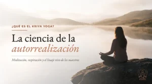 ¿Qué es el Kriya Yoga? La ciencia de la autorrealización — meditación al amanecer junto a un lago de montaña