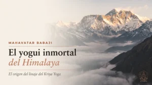 Mahavatar Babaji, el yogui inmortal del Himalaya — cumbres nevadas al amanecer, origen del linaje del Kriya Yoga