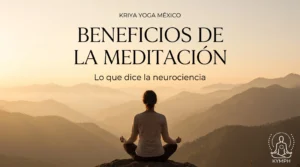 Persona meditando en la cima de una montaña al amanecer, beneficios de la meditación según la neurociencia, Kriya Yoga México