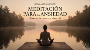Persona meditando en calma en un muelle junto a un lago al amanecer, meditación para la ansiedad y el estrés, Kriya Yoga México