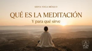 Persona meditando en la cima de un cerro al amanecer, qué es la meditación y para qué sirve, Kriya Yoga México