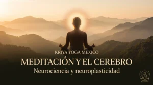 Persona meditando entre montañas con un halo de luz al amanecer, meditación y el cerebro, neurociencia y neuroplasticidad, Kriya Yoga México