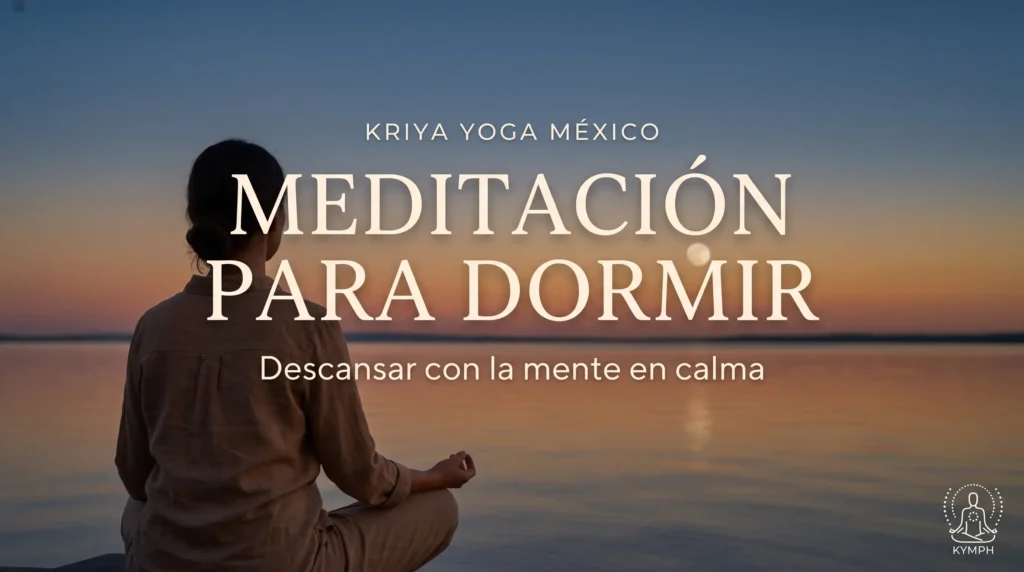 Persona meditando junto al agua al anochecer con la luna reflejada, meditación para dormir, Kriya Yoga México