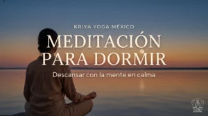 Persona meditando junto al agua al anochecer con la luna reflejada, meditación para dormir, Kriya Yoga México