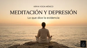 Persona meditando frente al amanecer sobre el mar, meditación y depresión, Kriya Yoga México