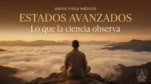 Persona meditando en la cima de una montaña sobre un mar de nubes al amanecer, estados avanzados de meditación, Kriya Yoga México