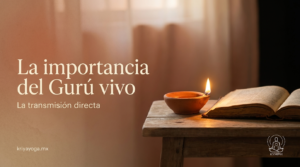 La importancia del Gurú vivo: lámpara encendida junto a un libro abierto al amanecer