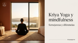 Kriya Yoga y mindfulness: persona meditando junto a un ventanal al amanecer