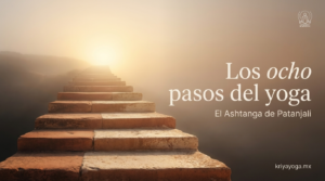 Los ocho pasos del yoga: escalones de piedra ascendiendo hacia la luz del amanecer